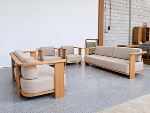 Ensemble de canapés en bois d'extérieur modernes, meubles de jardin avec coussins beiges et tables d'accoudoirs - Product Image 2