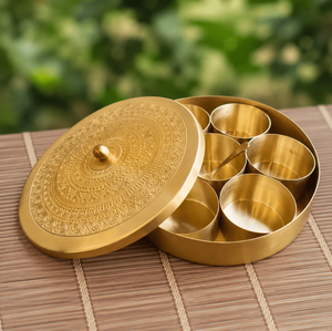 Boîte à épices en laiton personnalisée, forme ronde avec 7 compartiments, finition martelée - Product Image 6