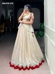 ชุดเลเฮนกา-เสื้อปักลายดิ้นและด้ายประดับเลื่อมผ้าไหมช็อกโกแลตดีไซน์หรูหรา พร้อมเสื้อโคติแบบเปปลัม จากซัพพลายเออร์ที่เมืองสุรัต - Product Image 4