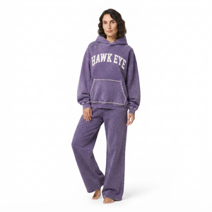 Conjunto de dos piezas de invierno para mujer: Sudadera con capucha de algodón grueso con lavado ácido y pedrería, y pantalones de pierna ancha. Logotipo personalizado. - Product Image 3