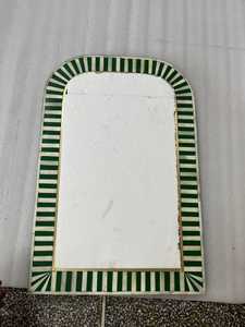 Cadre de miroir personnalisé avec incrustation d'os, présentant un artisanat artisanal et des détails exquis. - Product Image 4