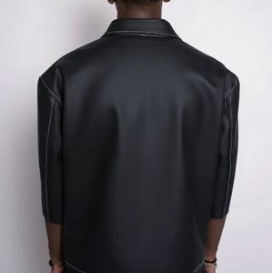 เสื้อเชิ้ตหนังผู้ชายทรงโอเวอร์ไซส์แฟชั่นไฮสตรีท สไตล์ลำลอง ทันสมัย ระบายอากาศได้ดี ผลิตจากหนัง PU แขนสั้น ขายส่งจากโรงงาน - Product Image 6