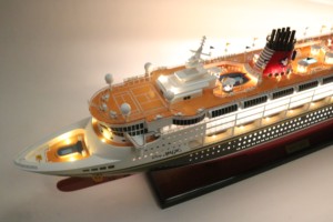 DIS.NEY MAGIC WITH LIGHTS Maquette de bateau de croisière américain en bois artisanal pour décoration de bureau, cadeau d'affaires, collection - Product Image 4
