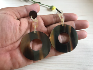 Boucles d'oreilles de mariage haut de gamme en corne de buffle, faites à la main, écologiques, pour femmes, avec diamants et perles, modernes, personnalisables, parfaites - Product Image 2