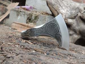 Hache médiévale artisanale en acier industriel à haute teneur en carbone, forgée, à tête barbue, avec lame de 4 3/4 pouces, manche en bois et étui en cuir - Product Image 3