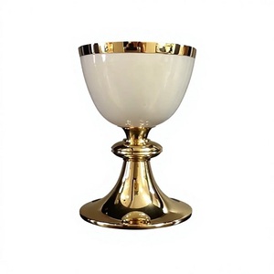 Cáliz Clásico para la Sagrada Comunión de Latón con Grabado de Cruz, Diseño Clásico Metálico, Copa de Comunión Duradera para Iglesia, Hecha a Mano - Product Image 3