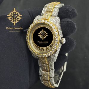 นาฬิกาข้อมือสแตนเลสสตีลแบบ Iced Quartz หน้าปัดสีทอง สายขนาด 20 มม. ตัวเลขโรมัน นาฬิกาหรูพร้อมวันที่ - Product Image 2