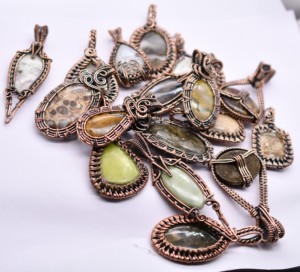 Pendentif en fil de cuivre avec pierres précieuses mélangées, pendentif en fil de cuivre, pendentif artisanal de qualité supérieure, lot de pendentifs en cuivre mélangé. - Product Image 4