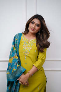 Conjunto de Kurti Recto Bordado en Viscosa Chanderi Color Limón de Última Moda para Mujer con Pantalón de Viscosa Chanderi y Dupatta Liso - Product Image 4