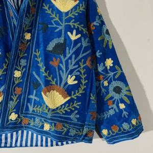 Veste en velours bleu brodée Suzani pour femmes |   Manteau floral bohème Suzani |   Vêtements ethniques faits à la main pour les festivals - Product Image 4