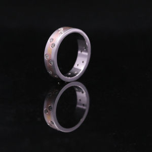 Anillo de Lujo Ice King con Moissanita DEF de 0.5 Quilates y Engaste de Plata - Product Image 1