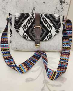 Bolso Bandolera Premium de Jacquard con Solapa Geométrica y Correa Azteca Colorida, Estilo Bohemio - Product Image 2