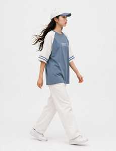 Camiseta de Verano Casual para Mujer, Corte Holgado, 100% Algodón Jersey, Bloques de Color Azul y Blanco, Manga Raglán Corta, Puño a Rayas - Product Image 4
