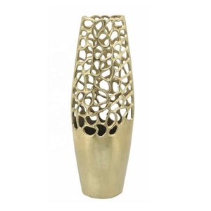 Jarrón Decorativo de Diseño Contemporáneo con Patrón Recortado en Oro Antiguo para Exhibición en Mesa, Sala de Estar y Oficina - Product Image 3