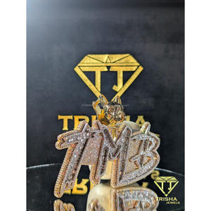 จี้รูปหัวสุนัขแบบกำหนดเอง "TMB" ประดับเพชร VVS มอยส์ซาไนต์  ฝังเพชรเต็มตัว  เงินแท้ 925  เครื่องประดับฮิปฮอป โดย Trisha Jewels - Product Image 1