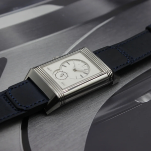 Un reloj mecánico de lujo rectangular para hombre con esfera reversible de doble cara y diseño de zona horaria, combinado con una correa de cuero. - Product Image 3