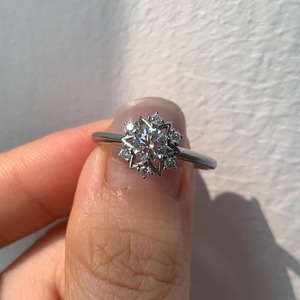 Anillo de Diamante Cultivado en Laboratorio de Corte Redondo de 1.15ct, Inspirado en el Estilo Vintage, con Diseño Floral, Anillo de Compromiso Único con Forma de Copo de Nieve, Anillo de Boda Clásico con Diseño de Estrella - Product Image 1