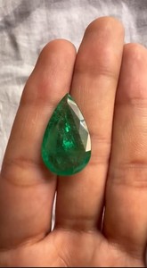 Émeraude naturelle zambienne de 14,85 carats, taille poire – Pierre précieuse verte extra-large pour bijoux de caractère et acheteurs en gros internationaux - Product Image 3