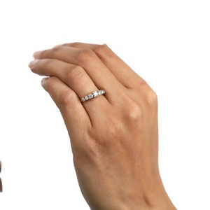 Bague de fiançailles artisanale à sept pierres, couleur DEF, clarté VS VVS, or massif 10K 14K 18K, diamants de laboratoire taille ronde - Product Image 2