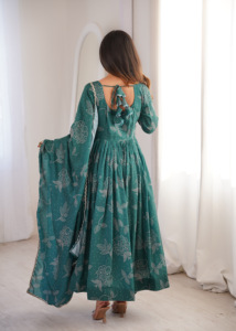 Ensemble de robe Anarkali ethnique élégante en maslin imprimé avec détails en dentelle miroir, dupatta en organza et pantalon, tenue prête-à-porter pour femme - Product Image 6