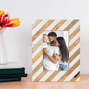 Cadre photo en bois avec incrustation de résine |   Cadre photo à rayures diagonales avec support chevalet pour table, décoration maison et hôtel, vente en gros - Product Image 3