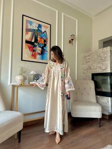 Lanzamiento del Nuevo y Elegante Conjunto de Fiesta de Diseñador: Vestido Largo de Corte Regular con Estampado de Vidrio Romano y Dupatta, Sin Arrugas y Reversible - Product Image 2