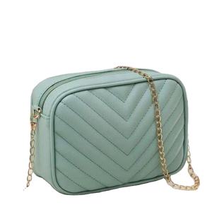 Sur la base des résultats de la recherche, cet article est un sac bandoulière minimaliste matelassé à chevrons avec chaîne. - Product Image 1