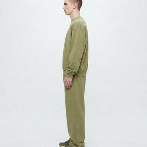 Ensemble de survêtement pour homme en vert olive uni, col rond, manches longues, coupe ample, sweat-shirt décontracté et pantalon de survêtement avec poches latérales - Product Image 6