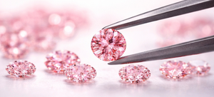 เพชรหลวมทรงกลมเจียระไนแบบบริลเลียนท์ สีชมพูสดใส ขนาด 1.50 กะรัต ถึง 2.00 กะรัต ความสะอาดระดับ VS2 ได้รับการรับรองจาก IGI ของ Sutariya Brothers ผลิตด้วยวิธี HPHT CVD - Product Image 3