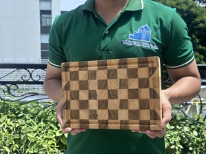 Planche à découper rectangulaire en bois mélangé, motif à carreaux, antidérapante, pièce unique, fabriquée au Vietnam - Product Image 2