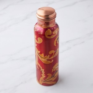 Bouteille d'eau en métal vintage à motif floral rouge et doré avec bouchon à vis en cuivre pour articles de cuisine et articles hôteliers - Product Image 1