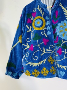 Veste Suzani en velours bleu brodée • Manteau bohème floral multicolore • Fait main pour festival • Vintage - Product Image 4