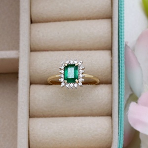 แหวนหมั้นเพชรทรงเหลี่ยมมรกตสีเขียวทองคำแท้ 14K ประดับเพชรรอบวง งานจิวเวลรี่ชั้นดี ขายส่ง รับสั่งทำ อัญมณีแท้สำหรับผู้หญิง - Product Image 6