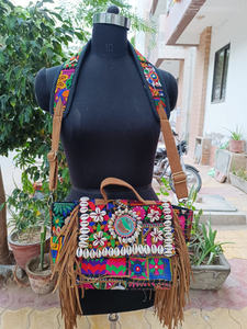Sac à bandoulière ethnique indien fait main, style bohème, brodé de coquillages, avec franges, patchwork, sac fourre-tout pour femme - Product Image 2