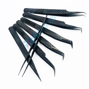 Pince à épiler RMI Diamond Grip noire, couleur plasma, anti-magnétique, pour extensions de cils, à pointes dentelées/serrées, en acier inoxydable de précision - Product Image 4