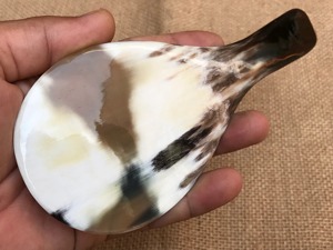 Elegante Cuchara Hecha a Mano de Cuerno de Búfalo Natural, Tradicional, Gruesa, Pulida, Duradera, Ecológica, para Servir en Fiestas, Cenas y Cocina - Product Image 4