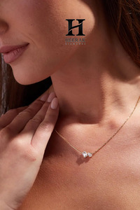 Collier Toi et Moi en or jaune 14 carats avec pendentif asymétrique à deux pierres, diamants taille émeraude et poire, bijoux en diamants de laboratoire - Product Image 3