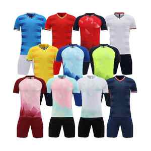 Maillot de football court personnalisé pour supporters et joueurs – Nouvelle saison – Ensemble de football rouge et blanc pour club – 100 % polyester respirant – Tenue d'équipe - Product Image 1