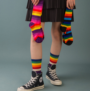 ถุงเท้าข้อกลางสีผสมหลากสีสันลายรุ้งสำหรับฤดูใบไม้ร่วงและฤดูหนาว ผลิตจากผ้าฝ้าย ระบายอากาศได้ดี ซึมซับเหงื่อ เหมาะสำหรับใส่ทำงานและออกกำลังกาย - Product Image 1