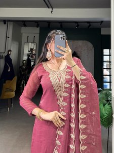 Vestido de Novia Tradicional Indio de Seda Romana Rosa, Bordado, de Secado Rápido, Largo hasta el Suelo, Corte Holgado, Traje Étnico para Mujer, India, Pakistán - Product Image 4