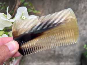 ZONE ARTISANALE Peigne démêlant moderne en corne de buffle naturelle, écologique et fait main, en forme de décoration de mariage de l'Uttar Pradesh - Product Image 1