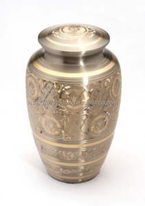 Achetez une urne artisanale en laiton pour adultes pour la crémation de cendres humaines pour le stockage commémoratif avec un élégant design intemporel - Product Image 4