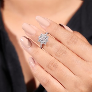 Anillo de Moissanita Moderno para Mujer, Diseño Cuadrado con Halo Floral, Chapado en Rodio, Plata de Ley 925, Anillo de Compromiso y Boda - Product Image 2