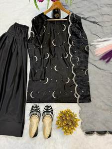 ภาพจริงที่แสดง ชุดสีดำ ผ้าไหมเครปเนื้อหนัก งานปักหลายเข็ม ชุดสัลวาร์ คามีซแบบดั้งเดิม จาก SIE - Product Image 5