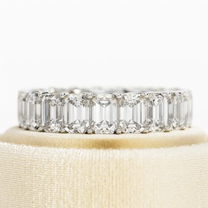 Anillo de Eternidad de Lujo con Diamante Cultivado en Laboratorio de 6.5 Quilates, Corte Esmeralda, con Engaste de Trípode Compartido - Product Image 1