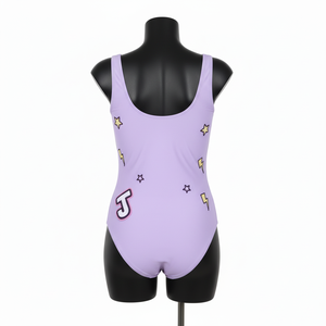 ชุดว่ายน้ำวันพีซพรีเมียมสำหรับผู้หญิง ผ้าโพลีเอสเตอร์ผสมสแปนเด็กซ์ 220 GSM ลายการ์ตูนสีลาเวนเดอร์ รับสกรีนโลโก้ - Product Image 2