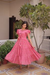 ชุดคุर्ติปักลายผ้าฝ้ายพร้อมแขนเสื้อแต่งระบายที่ไหล่ เสื้อผ้าอินเดียสำหรับผู้หญิงที่ดูสง่างาม - Product Image 2