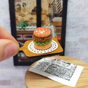 Miniature de burger en résine pour maison de poupée, modèle alimentaire fait main, ornement de table pour décoration de scène DIY, à partir de 14 ans - Product Image 4