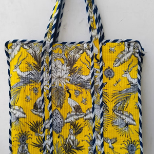 Bolso tote acolchado de algodón con estampado a mano, bolso de hombro bohemio con estampado floral para la playa, bolso tote estampado para viajes y compras - Product Image 1