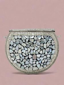 Bolso de mano de metal pulido con incrustaciones de cristal, forma personalizada, de alta gama, para eventos, concursos y ocasiones sofisticadas. - Product Image 2